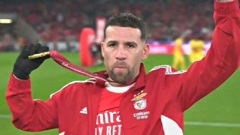 otamendi y enzo fernandez fueron homenajeados en portugal por el benfica