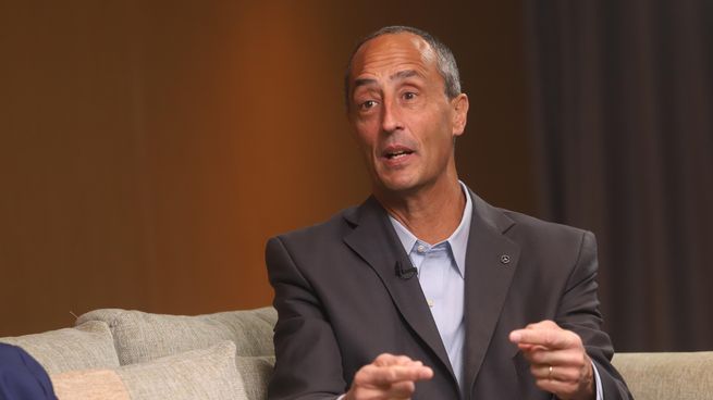 Elpresidente y CEO de Mercedes-Benz Camiones y Buses, Raúl Barcesat, habló sobre laactualidad de la industria automotriz. 
