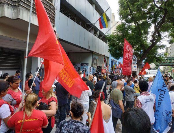La contramarcha tuvo lugar en la Embajada de Venezuela en Buenos Aires, donde agrupaciones políticas y sociales respaldaron a Nicolás Maduro.