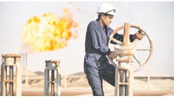 Todos temen por el impacto de la vuelta de Irán al mercado petrolero, pero pocos analistas tienen en cuenta que si Libia se estabiliza social y políticamente será otro factor desestabilizante para los precios del crudo.