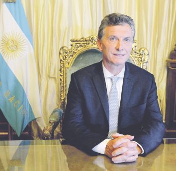 Ésta es la primera foto de Mauricio Macri en el sillón presidencial de la Casa Rosada. Se registró después de haber recibido los atributos del mando de parte del senador nacional Federico Pinedo.