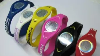 La publicidad sostenía que las pulseras usaban la energía del usuario para mejorar su rendimiento. La publicidad sostenía que las pulseras usaban la energía del usuario para mejorar su rendimiento.