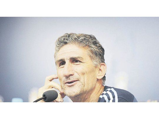 EN LA MIRA. Edgardo Bauza habló sobre la designación del chileno Julio Bascuñán: “No es lo que hubiese preferido, pero son árbitros de nivel internacional y los ve todo el mundo”.