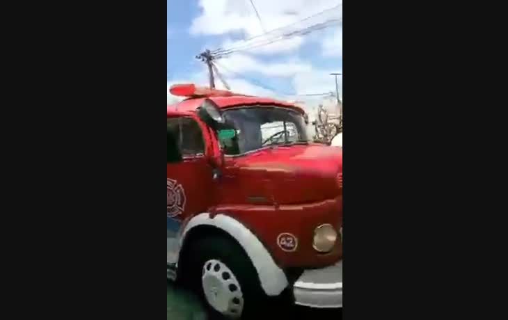 la tablada: se desato un impactante incendio en una fabrica y hay peligro de derrumbre