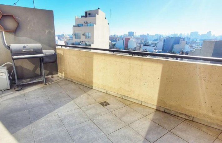 El Balcón terraza de un departamento de tres ambientes sobre Avenida Triunvirato y Tronador, en Villa Ortúzar