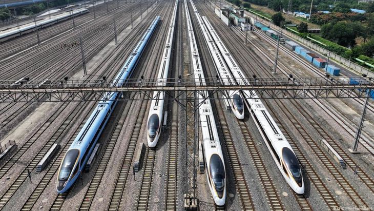 El nuevo modelo chino alcanza 450 km/h en pruebas y supera ampliamente a sus competidores japoneses y europeos. El nuevo modelo chino alcanza 450 km/h en pruebas y supera ampliamente a sus competidores japoneses y europeos.