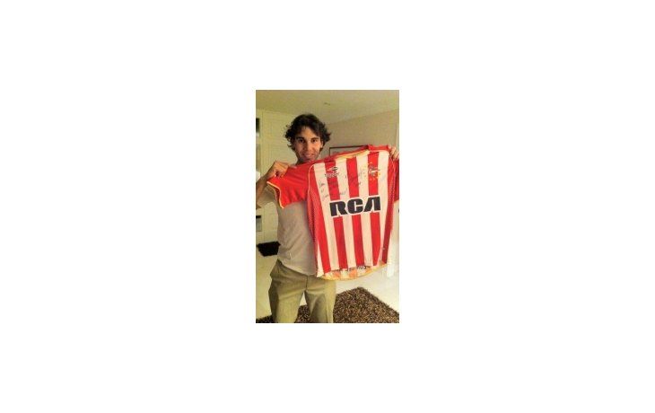 Rafael Nadal junto a la camiseta de Estudiantes.