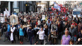 Organizaciones sociales, políticas y gremiales marcharon a Plaza de Mayo en reclamo de trabajo