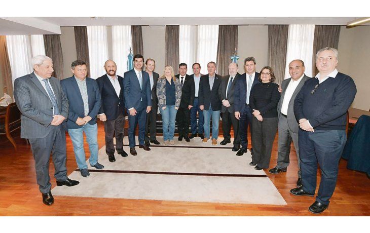 ámbito.com | ESTRATEGIA. Con una cadena de cumbres, los gobernadores peronistas y sus ministros amasan los planteos que elevarán a Macri.