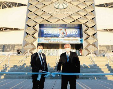 inauguración. Alberto Fernández y Gerardo Zamora dejaron inaugurado ayer el estadio “Madre de Ciudades”, una megaobra donde se jugarán Eliminatorias de Qatar 2022 y la Copa América.  No se quedó al partido. 