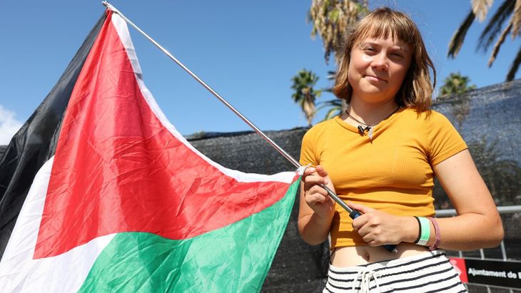 Thunberg participated in the mission to break the blockade in Gaza, which brought together 500 crew members of different ages. Thunberg participated in the mission to break the blockade in Gaza, which brought together 500 crew members of different ages.