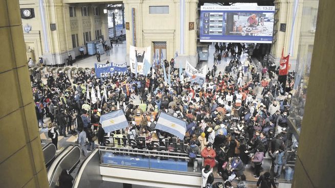 asamblea. El MTE el miércoles pasado realizó una asamblea en hall de la estación porteña de Constitución.