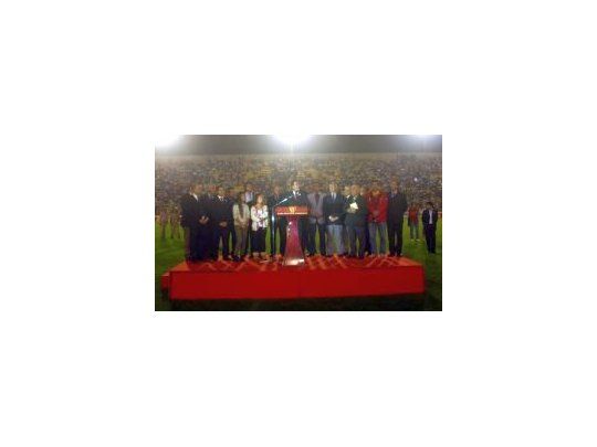 El gobernador de la Provincia de Chaco, Jorge Capitanich, dejó inaugurado el estadio Centenario en la ciudad de Resistencia ante una multitud que fue a apoyar a la Selección.
