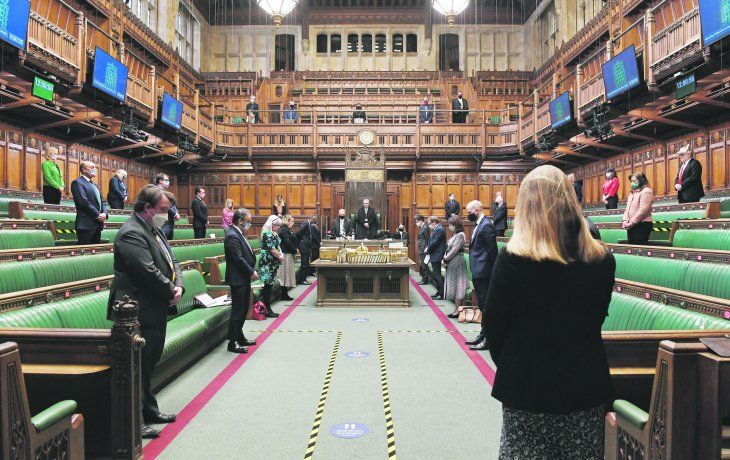 UN MINUTO PARA RECORDAR. Los diputados de la Cámara de los Comunes, al igual que todos los británicos, realizaron ayer a las 12 del mediodía un minuto de silencio en homenaje a los 126 mil muertos por el nuevo coronavirus. El Reino Unido es el país más castigado de Europa por la pandemia.