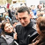 La despedida de Scaloni de Pujato: el tierno mensaje que su familia pegó en la puerta de su casa.