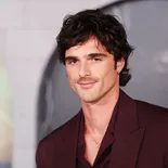 Jacob Elordi consolidó su carrera con títulos como Euphoria, Saltburn y la nueva versión de Cumbres borrascosas junto a Margot Robbie. Jacob Elordi consolidó su carrera con títulos como Euphoria, Saltburn y la nueva versión de Cumbres borrascosas junto a Margot Robbie.