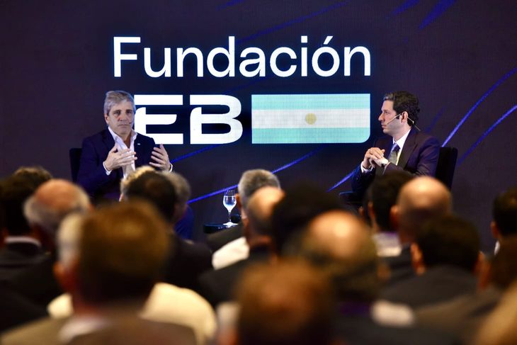 El ministro de Economía, Luis Caputo, durante la charla con el Presidente y Fundador de Grupo IEB y de la Fundación IEB, Juan Ignacio Abuchdid.