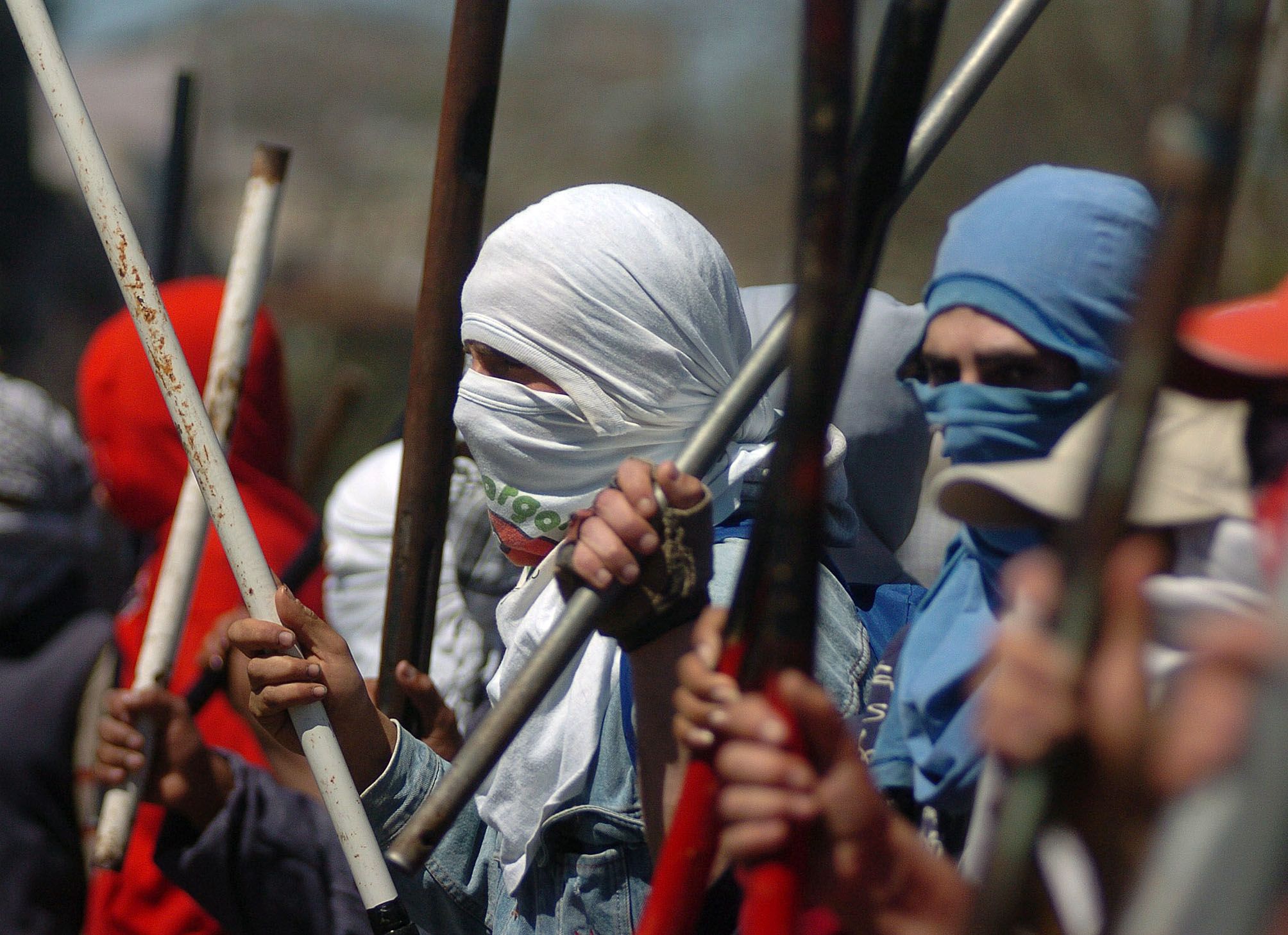 Protesta piquetera generó tensión en Puente Pueyrredón   (foto 1)