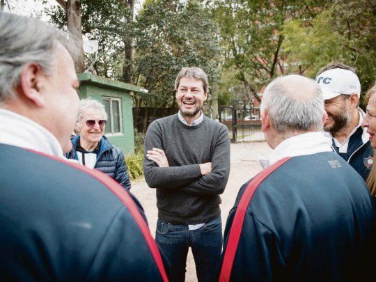Gira. Matías Lammens visitó ayer un club del barrio porteño de La Boca.