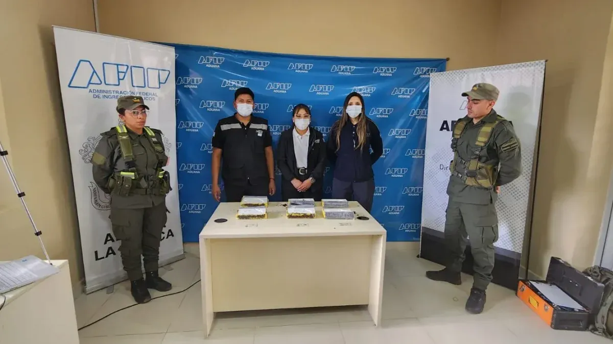 Customs arrested three women who tried to enter the country with more than 6 kg of cocaine