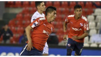 Independiente ganó en Paraguay y puso un pie y medio en la semifinal.