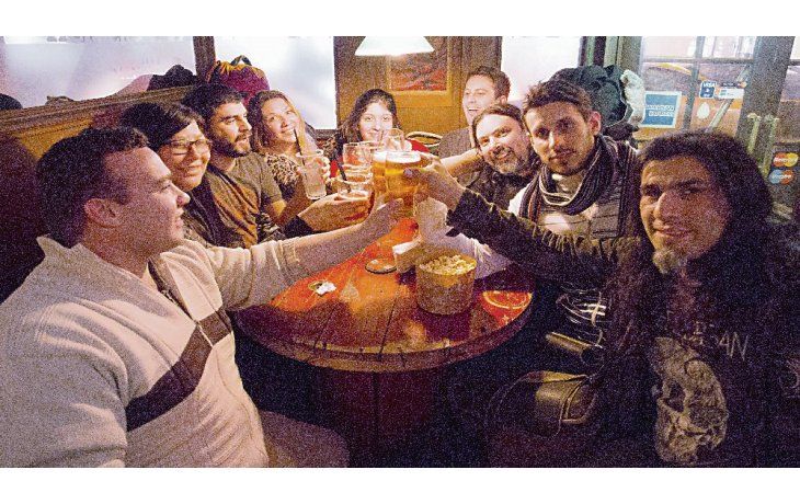 ámbito.com | Celebración. Los gastronómicos aseguran que el hecho de que caiga viernes, muchas personas saldrán a comer. Las cervecerías y las hamburgueserías pican en punta entre los rubros más elegidos.