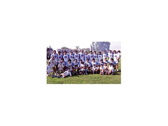 Posaron para la foto. El plantel de Gimnasia y Tiro de Salta que logró el ascenso a la máxima división del Torneo del Interior.