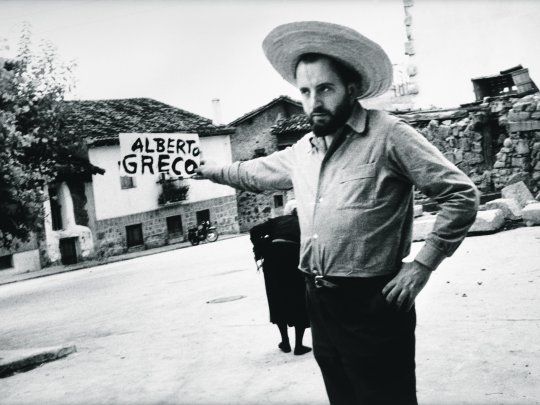 Alberto Greco.&nbsp; Fotografía del artista en Piedralaves, 1963, que se expone en la muestra “¡Qué grande sos!”