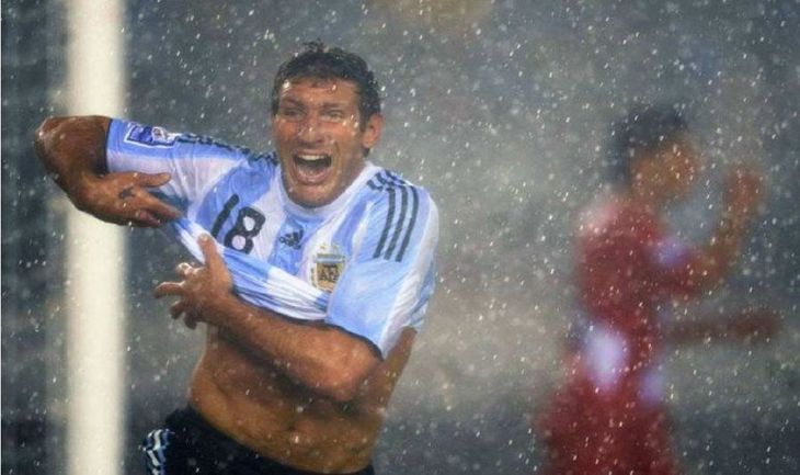 Gol histórico bajo una lluvia torrencial. Gol histórico bajo una lluvia torrencial.