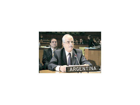 Jorge Taiana volvió por segundo año consecutivo a exponer una dura posición argentinacontra Gran Bretaña en las Naciones Unidas por el conflicto de las islas Malvinas. Este año,a las acusaciones se agregó el capítulo energético.