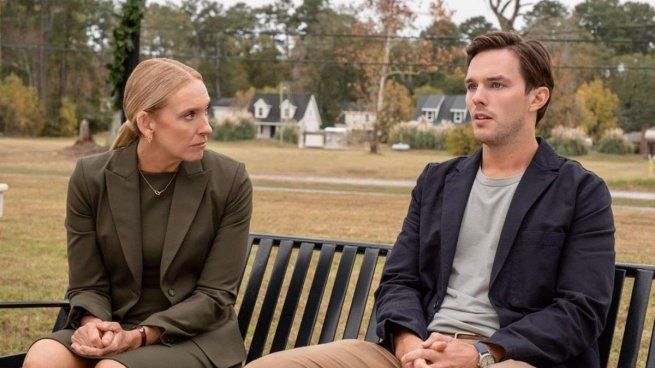 Nicholas Hoult encarna a un hombre enfrentado a un dilema moral en un juicio que lo marcará para siempre.