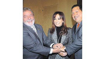 ámbito.com | Cristina de Kirchner debió cubrirse de la lluvia antes deencontrarse con sus pares Lula da Silva y Hugo Chávez,con la sonrisa de rigor para la foto.
