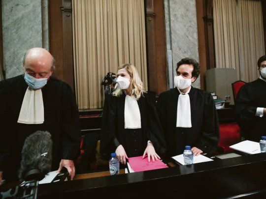 LOS QUE DECIDEN. Los miembros de la corte de Bruselas que llevan adelante el juicio de la UE contra AstraZeneca emitirían su sentencia en un mes.