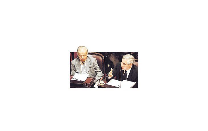 ámbito.com | El agua y el aceite dentrodel peronismo: CarlosMenem, opositor encendidodel gobierno, juntoal correntino FabiánRíos, kirchnerista quepreside la Comisión dePresupuesto y Haciendadel Senado. Ocupanbancas contiguas.