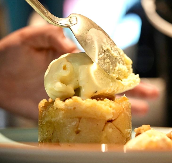 Crème Brûlée de Banana with ice cream: fusion of unforgettable textures. Crème Brûlée de Banana with ice cream: fusion of unforgettable textures.