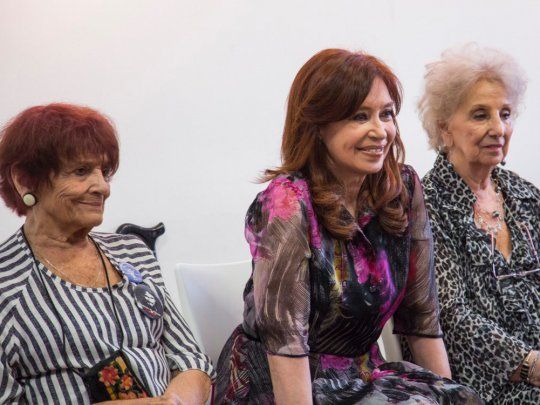 Cristina junto a Estella de Carlotto y Taty Almeida.