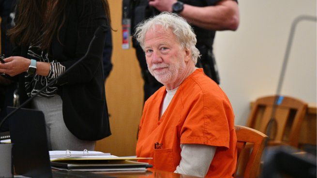 Busfield durante la audiencia dónde fue acusado.