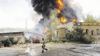DAÑOS. Una planta de almacenamiento fue impactada por un un bombardeo ruso en la región de Donestk, Ucrania.