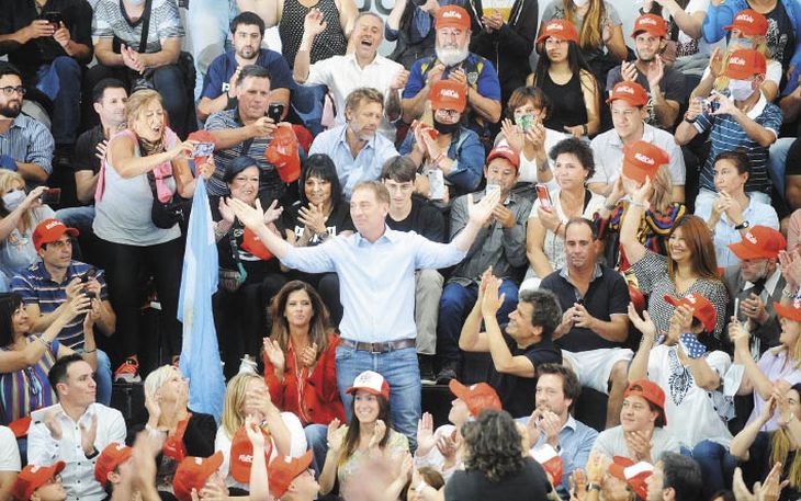 final. El candidato a diputado nacional, Diego Santilli cerró su campaña bonaerense ayer en La Plata junto al radical Facundo Manes.