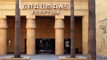 netflix quiere comprar un emblematico teatro en hollywood para tener su propio cine