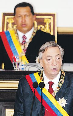 Aunque poco afecto a la actuación internacional, Néstor Kirchner mantuvo relaciones intensas con diferentes líderes mundiales. Su amistad con Hugo Chávez era conocida