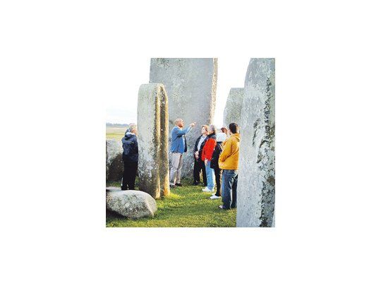 En todos los destinos los guías turísticos ofrecen datos de las culturas originarias que allí vivieron. En esta foto, en Stonehenge.