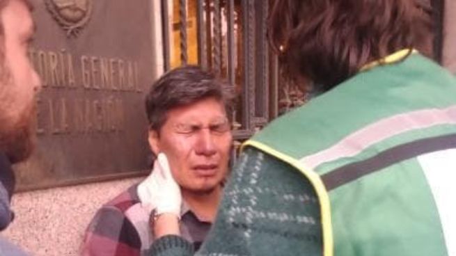 Alejandro Vilca fue gaseado en el rostro en la represión del Congreso.