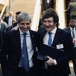 La denuncia señala al presidnete Milei y el ministro Caputo por ceder soberania económica a los EEUU. La denuncia señala al presidnete Milei y el ministro Caputo por ceder soberania económica a los EEUU.