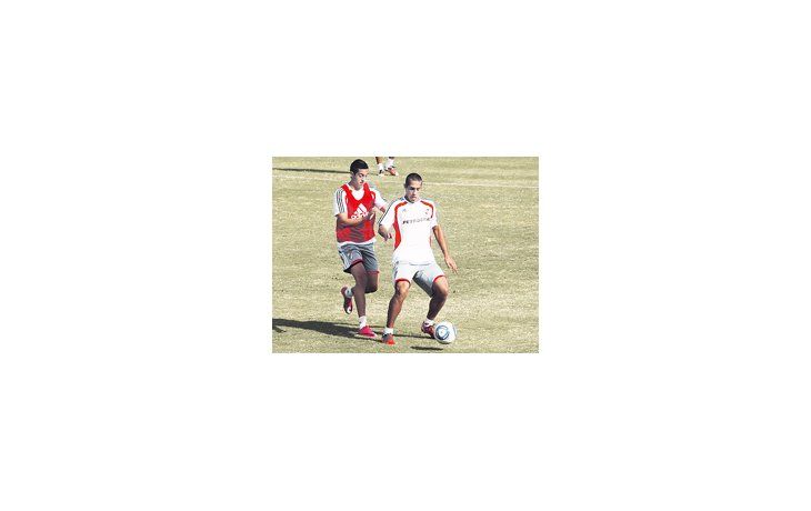 Rogelio Gabriel Funes Mori lucha con Jonatan Maidana. El juvenil delantero seguirá siendo titular, lo mismo que el peruano Ballón.