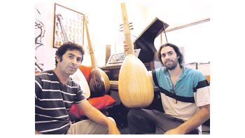 Matías Crom restauró el piano en el que tocaba el Che Guevara. Esteban Pérez Esquivel inventó una técnica: intrumentos de percusión de pasta de aserrín.