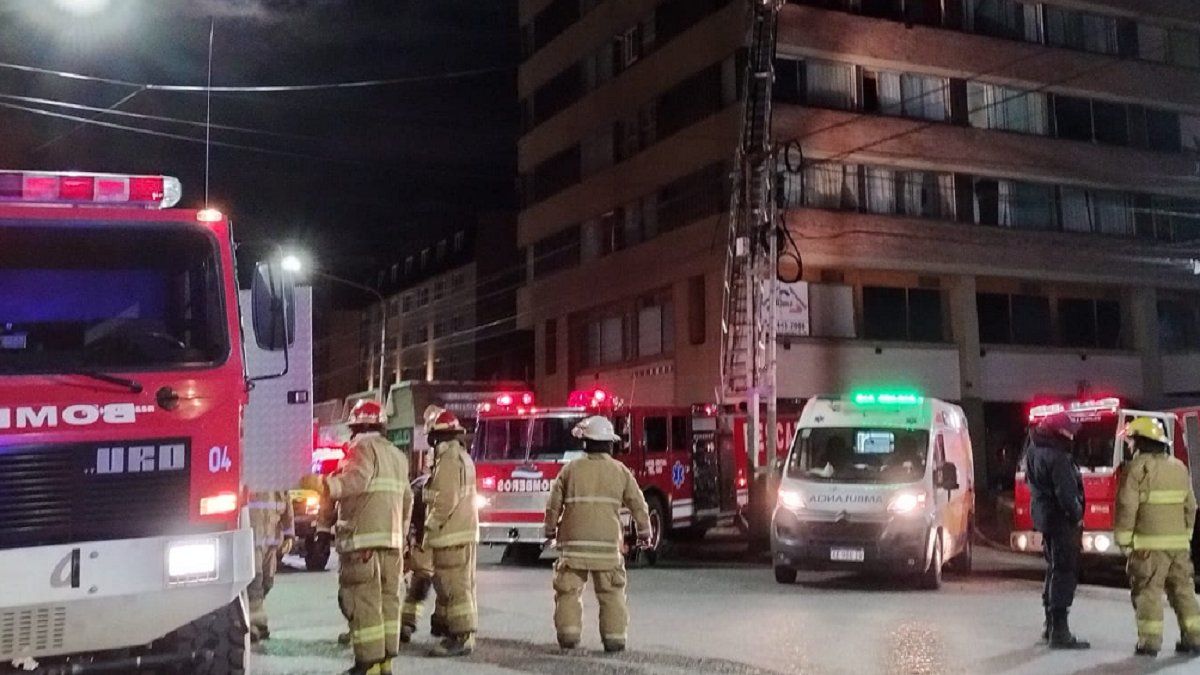 Cuatro heridos graves y 900 evacuados por el incendio de un edificio que aloja turistas en Bariloche