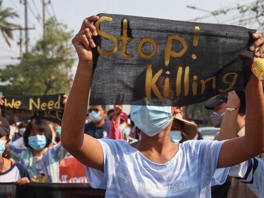 Los manifestantes salieron este domingo a las calles en Myanmar pese a la mortífera represión.