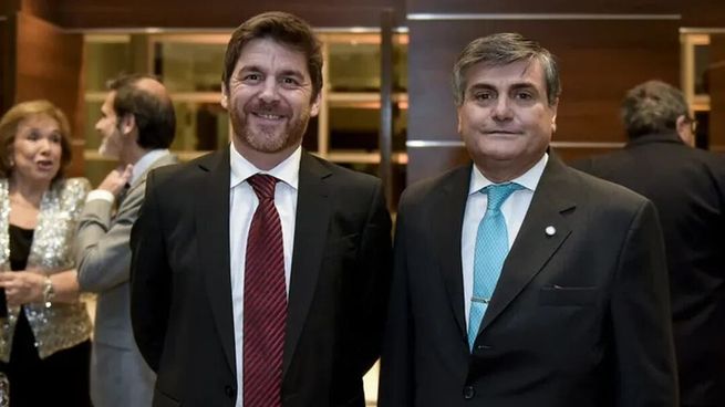Andrés Basso y el saliente presidente de la la AMFJN, Marcelo Gallo Tagle﻿.