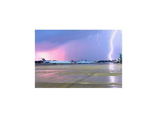 La lluvia obligó a demorar y retrazar vuelos.